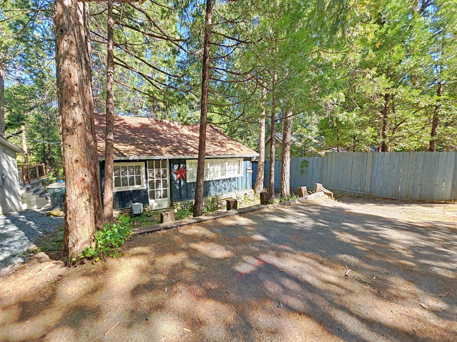 JUST LISTED! CUTE LITTLE BASS LAKE CABIN! 54696 CRANE VALLEY, BASS LAKE, CA 93604 * Bass Lake Realty